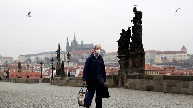 Czech, Slovakia thắt chặt các hạn chế mới đối với người chưa tiêm chủng ngừa Covid-19 (19/11/2021)